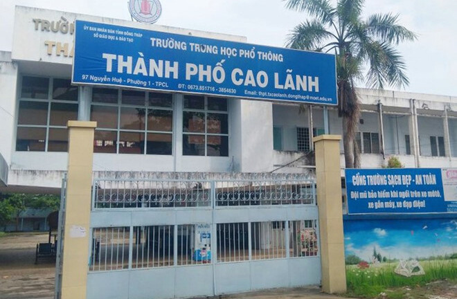 Cô giáo bắt học sinh nộp khoản thi ngoài quy định bị kỷ luật khiển trách