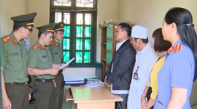 Tiết lộ cách thức vợ giám đốc bệnh viên cùng 2 trưởng khoa tuồn thuốc ra ngoài