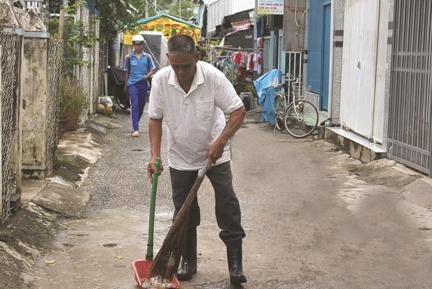 An Giang: Cảm mến người đàn ông khuyết tật nhặt rác mỗi ngày suốt 10 năm