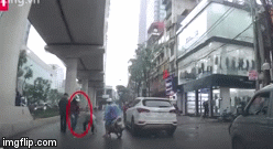 Video: Hai người đàn ông thản nhiên