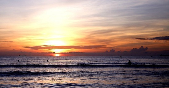 Trải nghiệm bình minh huyền ảo trên bãi biển Cửa Lò