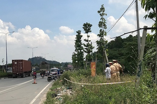 Bàng hoàng phát hiện nam thanh niên tử vong bất thường cạnh chiếc xe máy