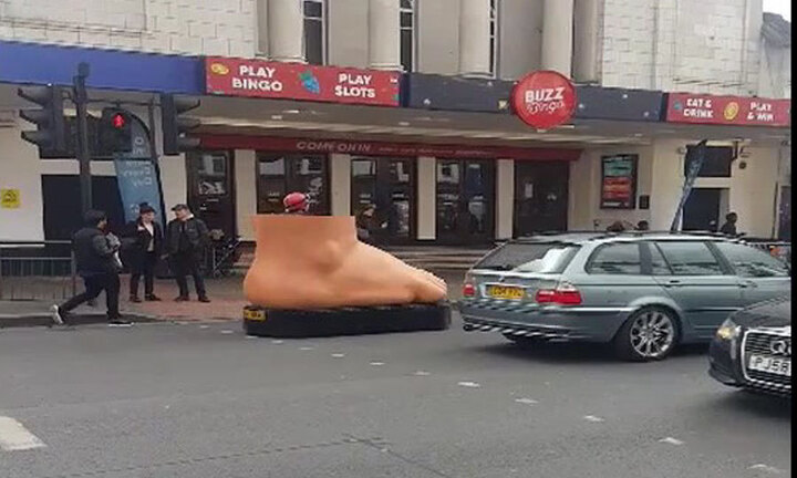 Video: Người đi đường tròn mắt vì chiếc ô tô hình bàn chân di chuyển trên phố