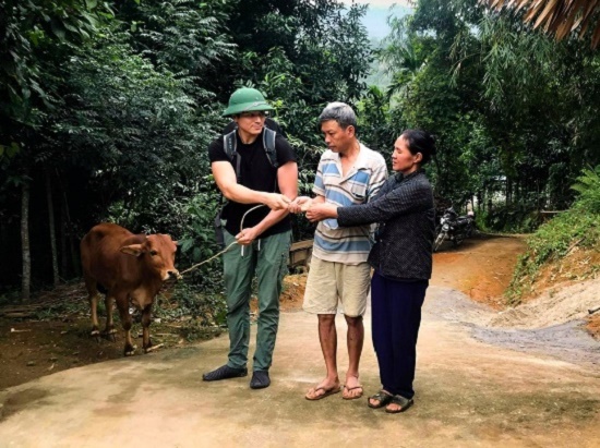 Chàng trai đi nửa vòng trái đất để tặng bò cho cậu bé mồ côi