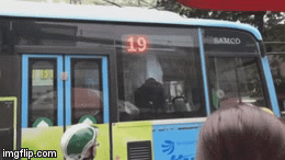 Video: Tài xế xe buýt và tài xế grab “thượng cẳng chân, hạ cẳng tay” trong chiếc xe đóng kín cửa