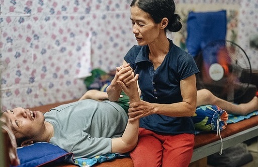 Cảm động câu chuyện người vợ nghèo 10 năm gồng gánh nuôi chồng bị liệt