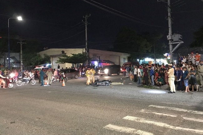 Bị xe container cán, cha vẫn cố đẩy con vào lề đường thoát nạn