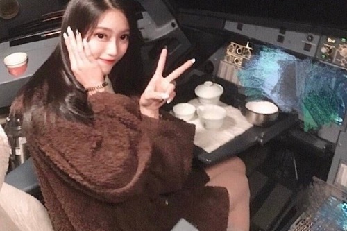 Cơ trưởng bị cấm bay vĩnh viễn vì để hành khách xinh đẹp chụp ảnh trong buồng lái máy bay