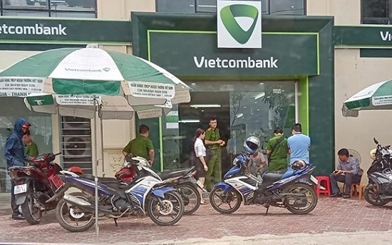 Khởi tố cựu cán bộ công an nổ súng tại ngân hàng tội Cướp tài sản