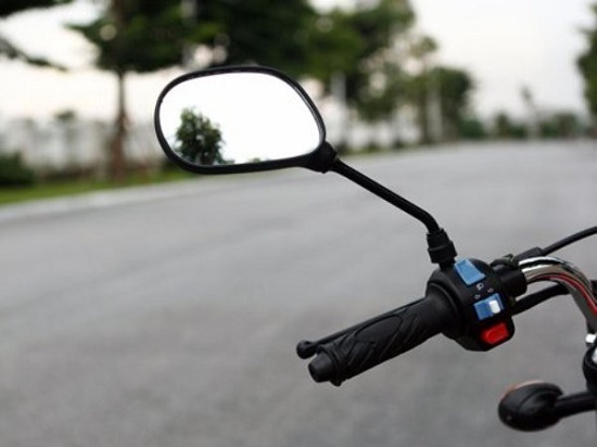Điều khiển xe máy không có gương chiếu hậu có vi phạm luật giao thông?