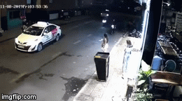 Video: Đang đứng đợi xe, cô gái bị cướp giật túi xách, ngã nhào ra lòng đường