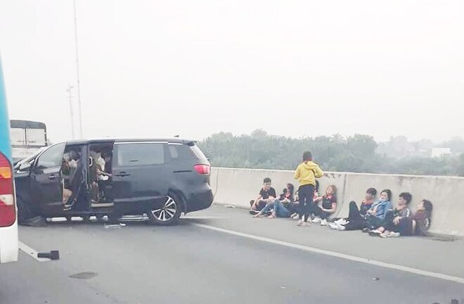 TP.HCM: Ô tô tông dải phân cách đường cao tốc, 3 người bị thương