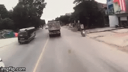 Video: Nữ tài xế điều khiển xế hộp cắt đầu xe tải, gây tai nạn kinh hoàng