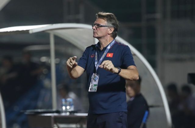 HLV Philippe Troussier thất vọng sau chiến thắng nhọc nhằn của U19 Việt Nam