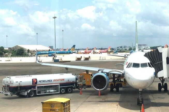 Sân bay đóng cửa, hủy hàng chục chuyến bay để tránh bão số 6