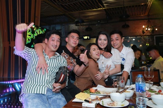 Dàn sao Hoa hồng trên ngực trái