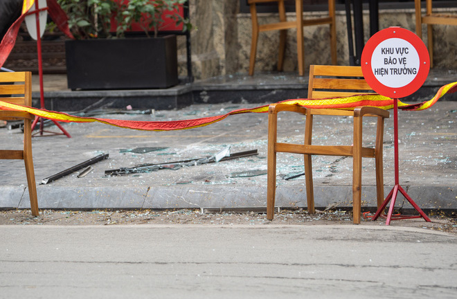 Hà Nội: Cửa kính khách sạn bất ngờ rơi xuống đường, 3 người bị thương