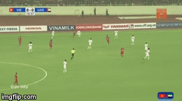 Video: Quang Hải đi bóng kĩ thuật buộc cầu thủ UAE phải phạm lỗi