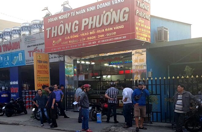 Truy tìm hai đối tượng nổ súng cướp tiệm vàng tại TP.HCM