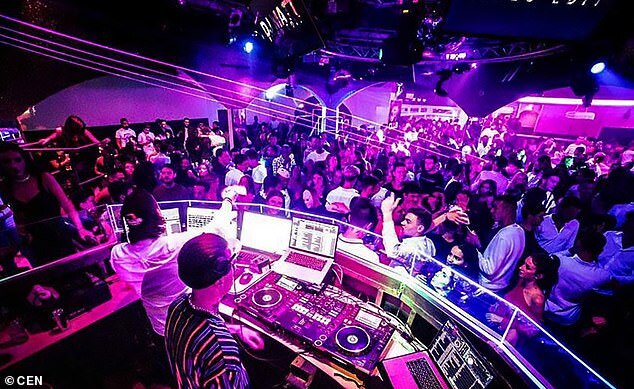 Đi chơi tới tận 5h sáng, cô gái 19 tuổi bất ngờ sinh con ngay tại hộp đêm