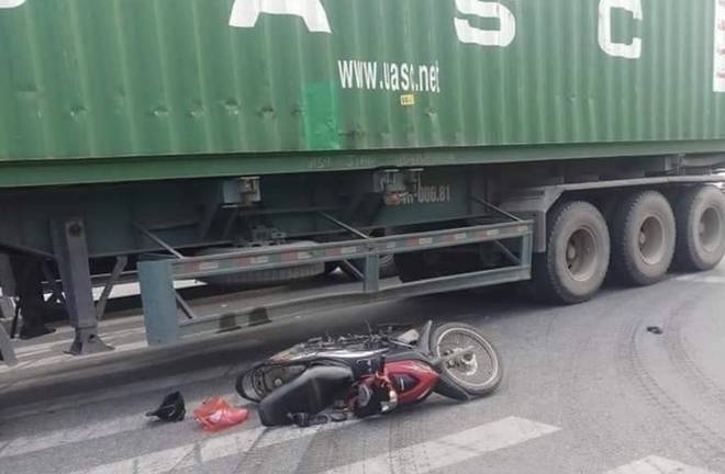 Tin tức tai nạn giao thông mới nhất hôm nay 17/11/2019: Va chạm với xe container, nữ tài xế tử vong