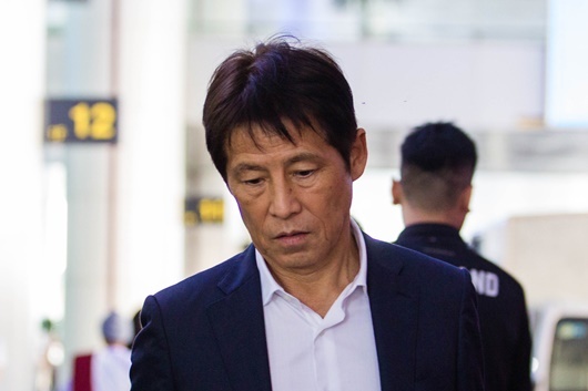 Tuyển Thái Lan đã đến Hà Nội, gương mặt căng thẳng và kín tiếng với truyền thông