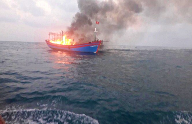 Cháy tàu cá trên vùng biển Quảng Trị, 7 thuyền viên nhảy xuống biển thoát thân