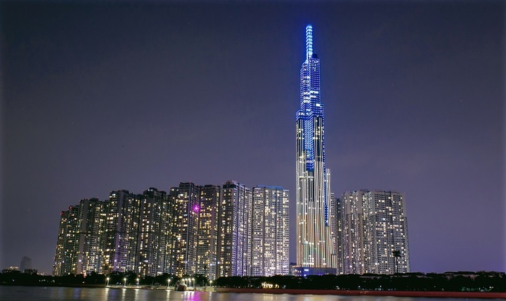 “Nụ cười Việt Nam” toả sáng trên tháp Landmark 81 truyền đi thông điệp hòa bình