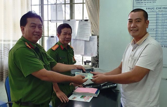 Nhặt được ví tiền, đại úy công an trả lại du khách