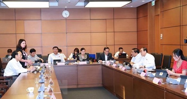 Quốc hội thảo luận tại tổ hai dự án Luật và biểu quyết một nghị quyết