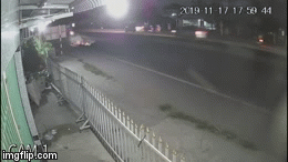 Video: Kinh hoàng nam thanh niên đi xe máy tông chết cụ bà rồi trượt dài trên đường