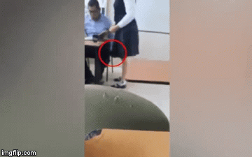 Xôn xao clip thầy giáo vừa chấm bài vừa quay lén dưới váy nữ sinh
