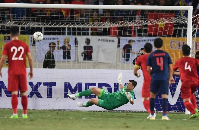 Video: Văn Lâm xuất sắc cản phá quả penalty của tuyển Thái Lan