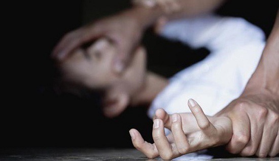 Đắk Lắk: Đến nói chuyện làm ăn, người đàn ông dùng vũ lực hiếp dâm chủ nhà