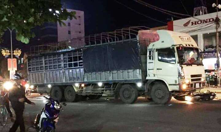 Nghệ An: Tai nạn liên hoàn vợ chết thảm, chồng nguy kịch