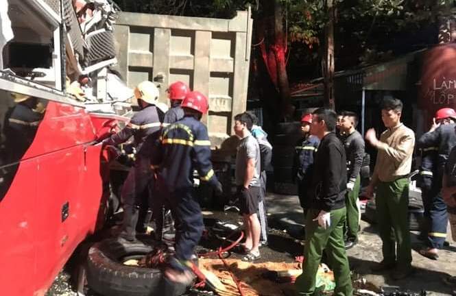 Tin tức tai nạn giao thông mới nhất hôm nay 20/11/2019: Xe khách tông xe tải, 3 người bị thương