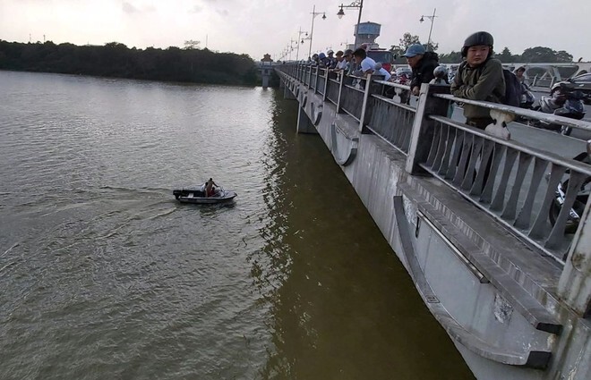 Trục vớt thi thể nam thanh niên gieo mình xuống sông Hương tự tử