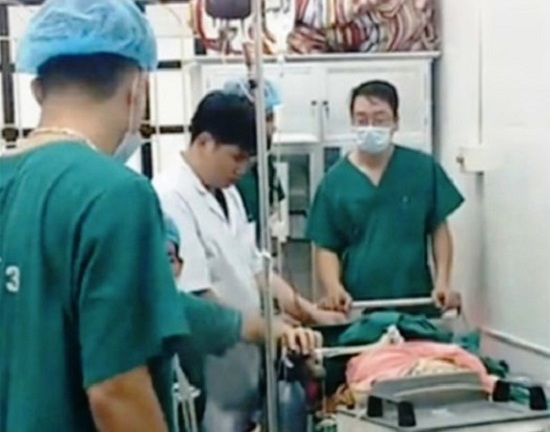 Sản phụ sinh con đang gặp sự cố, người nhà đứng ngoài đã livestream tố