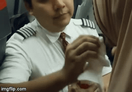 Xôn xao hình ảnh tiếp viên hàng không bón đồ ăn, lau miệng cho hành khách 