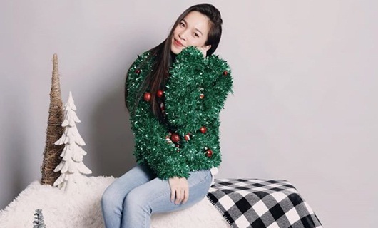 Hiền Thục tự biến mình thành cây thông Noel, xuất hiện tại hội sách của du học sinh Việt tại Mỹ