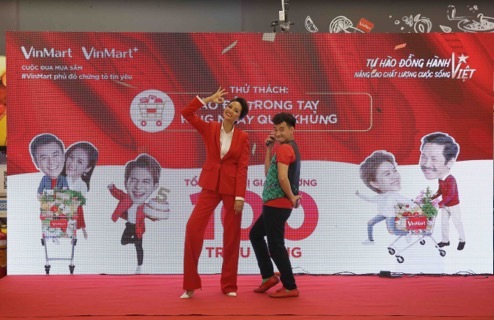 Hoa hậu H’Hen Niê “đọ” chiều cao cùng Xuân Bắc 