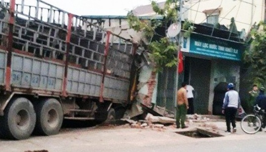 Thanh Hóa: Ô tô tải mất lái, lao thẳng vào nhà dân, gây thiệt hại khoảng 100 triệu đồng