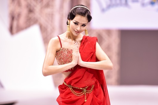 Phương Khánh gợi cảm hóa cô dâu Ấn Độ diễn vedette sau khi trao lại vương miện