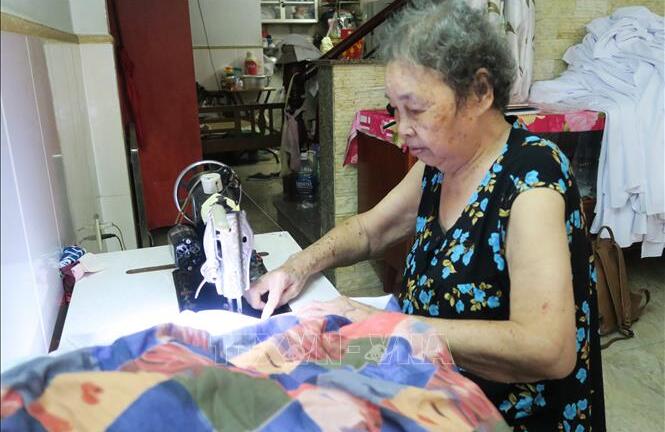 Cụ già 80 tuổi cần mẫn chắp nối những mảnh vụn thành yêu thương