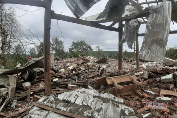 Đắk Nông: Căn nhà trên mỏ đá bay nóc sau tiếng nổ lớn, 2 người thương vong