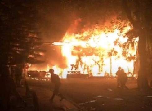 Cháy quán bar trong đêm, hàng chục người hoảng hốt bỏ chạy