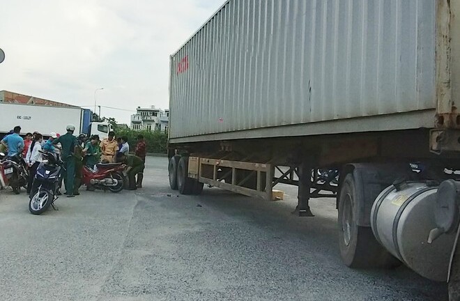 Video: Hiện trường vụ va chạm container, hai vợ chồng thương vong