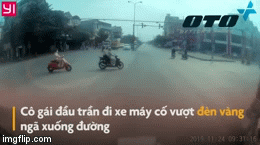Video: Cô gái đi xe máy vượt đèn vàng ngã sõng soài trước đầu ô tô