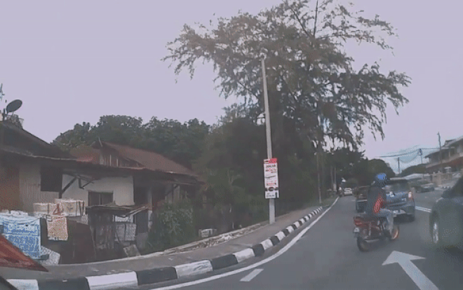 Thanh niên sức dài vai rộng tự đâm vào ô tô để ăn vạ