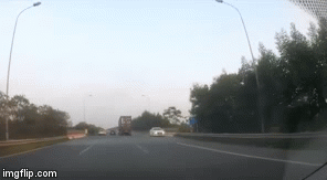 Video: Rùng mình cảnh ô tô phóng ngược chiều trên đại lộ Thăng Long